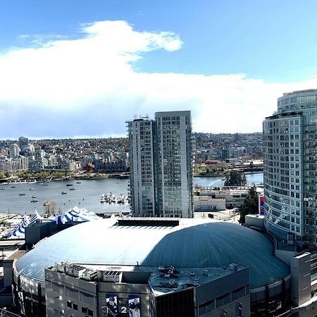 Downtown 3Br/2Ba+Views+Skytrain+Free Parking Apartment Vancouver Bagian luar foto