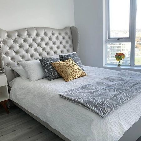 Downtown 3Br/2Ba+Views+Skytrain+Free Parking Apartment Vancouver Bagian luar foto