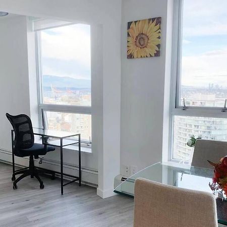 Downtown 3Br/2Ba+Views+Skytrain+Free Parking Apartment Vancouver Bagian luar foto