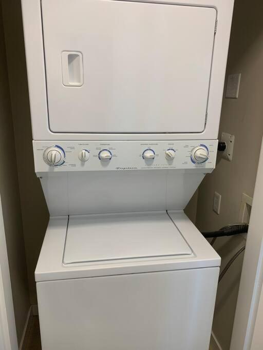 Downtown 3Br/2Ba+Views+Skytrain+Free Parking Apartment Vancouver Bagian luar foto