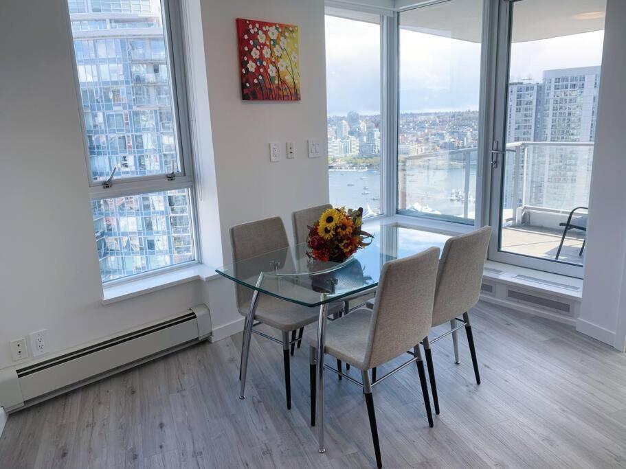 Downtown 3Br/2Ba+Views+Skytrain+Free Parking Apartment Vancouver Bagian luar foto