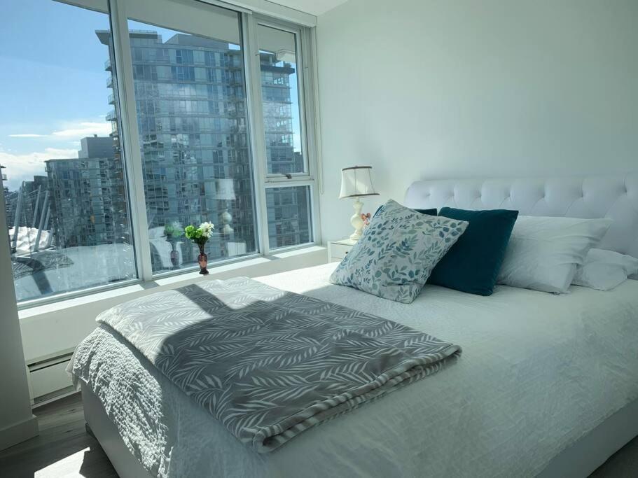 Downtown 3Br/2Ba+Views+Skytrain+Free Parking Apartment Vancouver Bagian luar foto