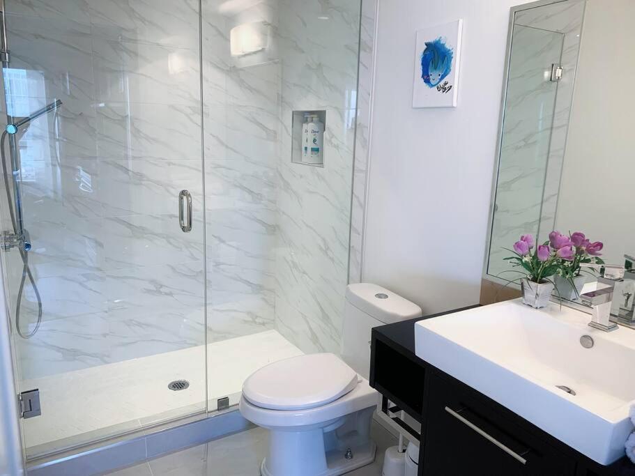 Downtown 3Br/2Ba+Views+Skytrain+Free Parking Apartment Vancouver Bagian luar foto