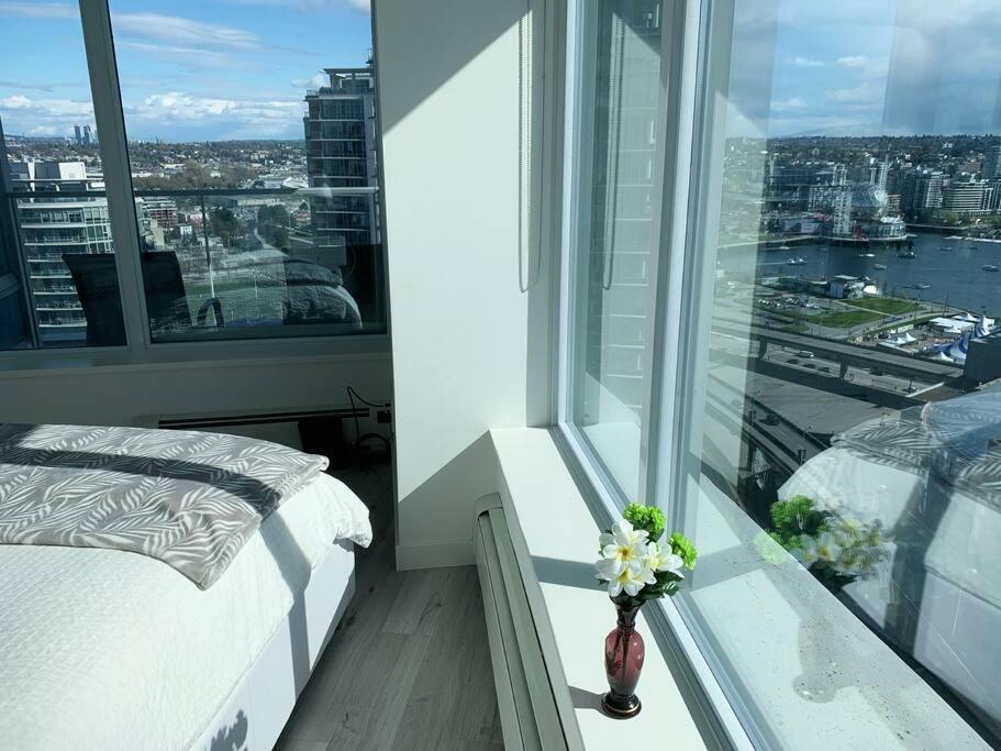 Downtown 3Br/2Ba+Views+Skytrain+Free Parking Apartment Vancouver Bagian luar foto
