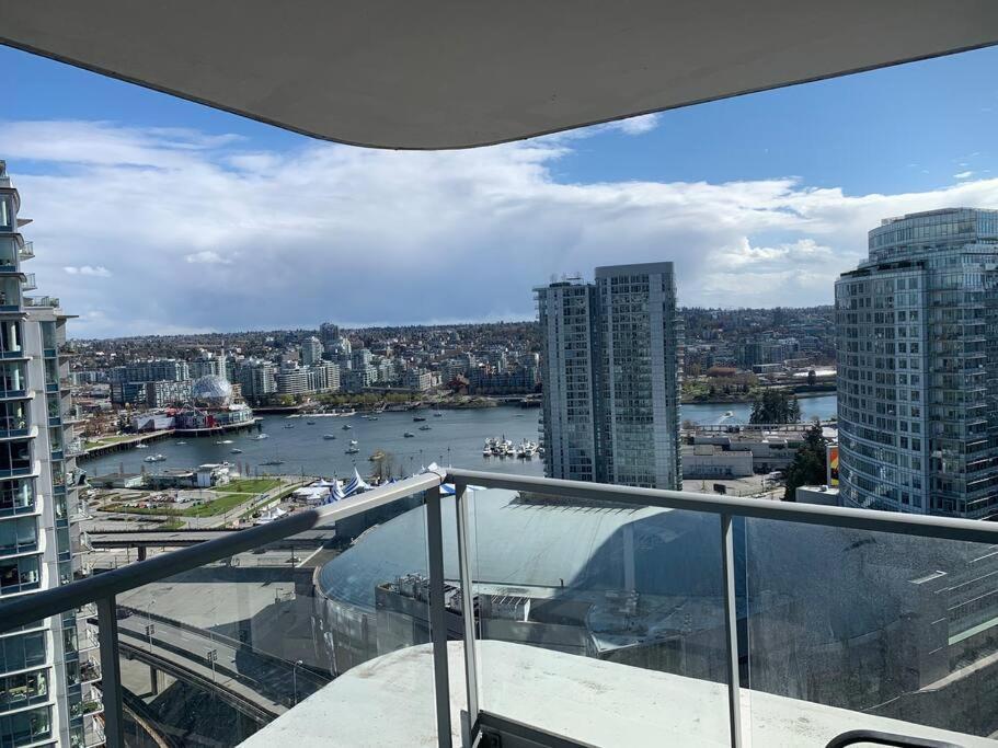 Downtown 3Br/2Ba+Views+Skytrain+Free Parking Apartment Vancouver Bagian luar foto