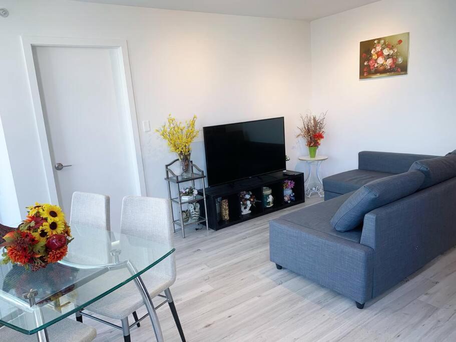 Downtown 3Br/2Ba+Views+Skytrain+Free Parking Apartment Vancouver Bagian luar foto