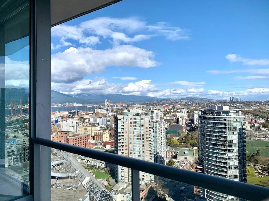 Downtown 3Br/2Ba+Views+Skytrain+Free Parking Apartment Vancouver Bagian luar foto