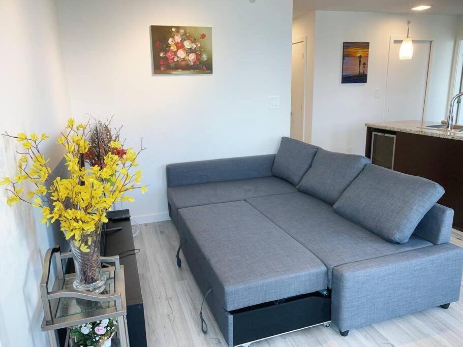 Downtown 3Br/2Ba+Views+Skytrain+Free Parking Apartment Vancouver Bagian luar foto