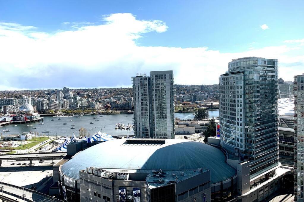 Downtown 3Br/2Ba+Views+Skytrain+Free Parking Apartment Vancouver Bagian luar foto