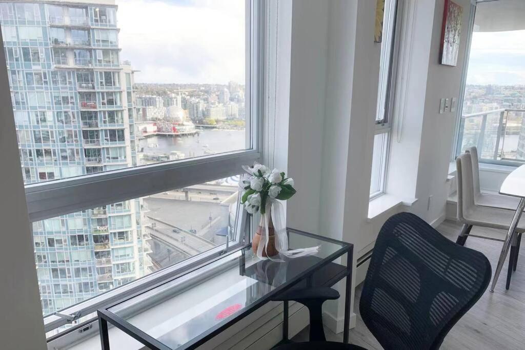 Downtown 3Br/2Ba+Views+Skytrain+Free Parking Apartment Vancouver Bagian luar foto