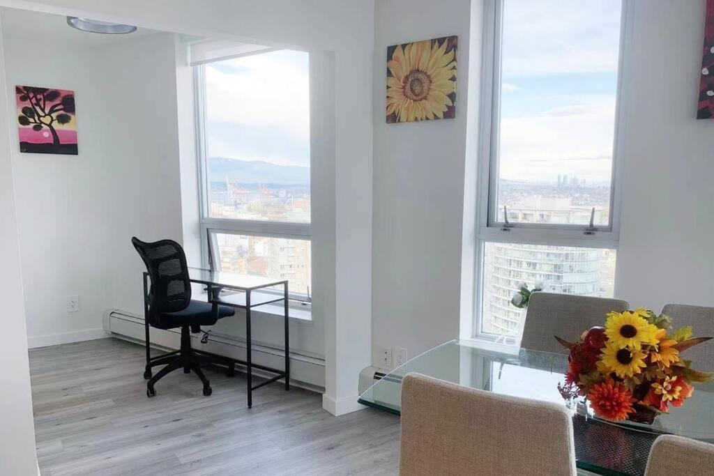 Downtown 3Br/2Ba+Views+Skytrain+Free Parking Apartment Vancouver Bagian luar foto