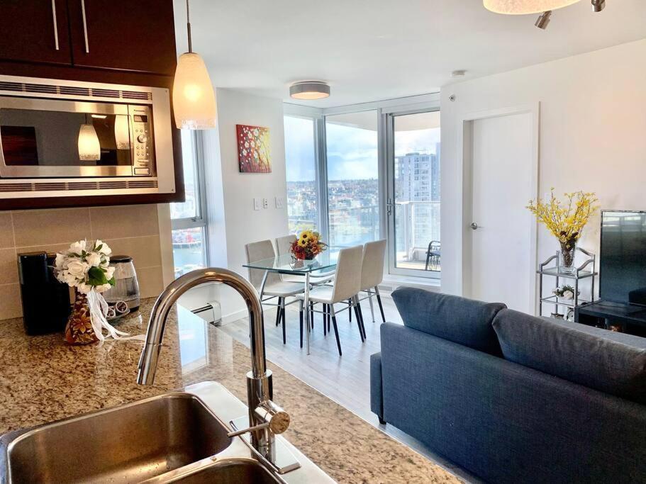 Downtown 3Br/2Ba+Views+Skytrain+Free Parking Apartment Vancouver Bagian luar foto