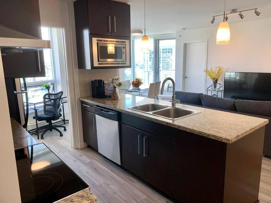 Downtown 3Br/2Ba+Views+Skytrain+Free Parking Apartment Vancouver Bagian luar foto