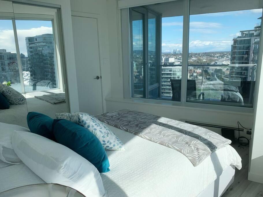 Downtown 3Br/2Ba+Views+Skytrain+Free Parking Apartment Vancouver Bagian luar foto