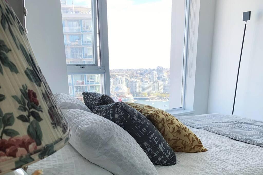 Downtown 3Br/2Ba+Views+Skytrain+Free Parking Apartment Vancouver Bagian luar foto