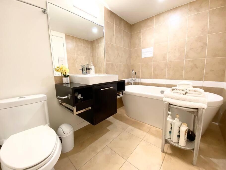 Downtown 3Br/2Ba+Views+Skytrain+Free Parking Apartment Vancouver Bagian luar foto