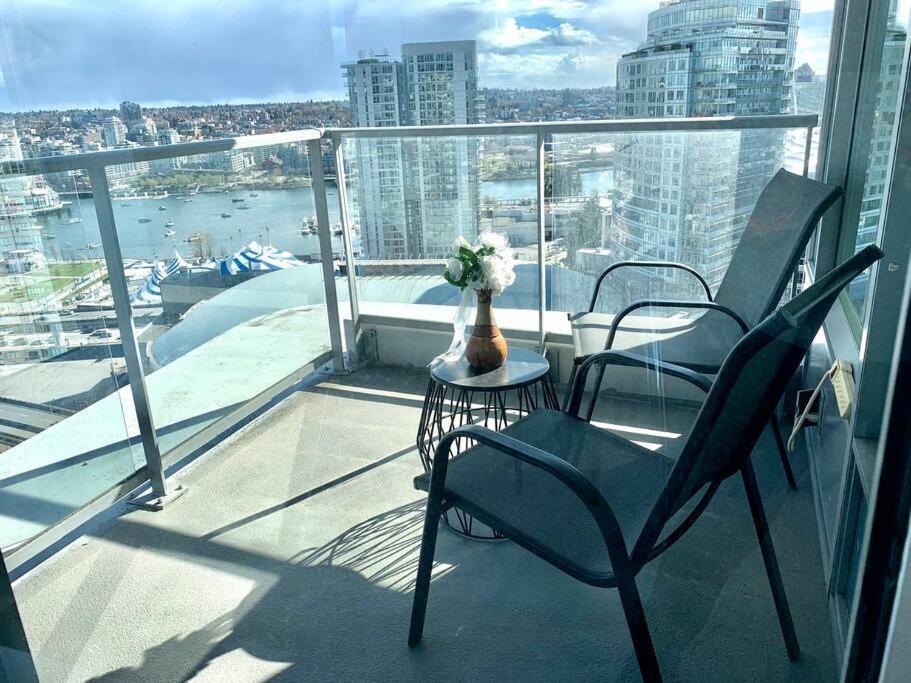 Downtown 3Br/2Ba+Views+Skytrain+Free Parking Apartment Vancouver Bagian luar foto