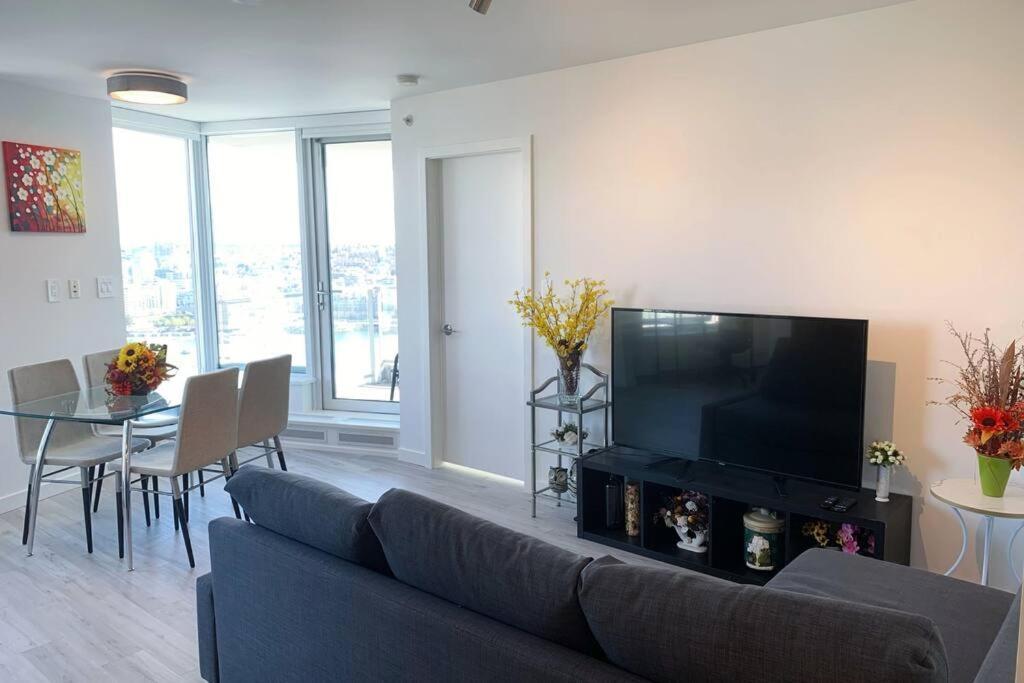 Downtown 3Br/2Ba+Views+Skytrain+Free Parking Apartment Vancouver Bagian luar foto