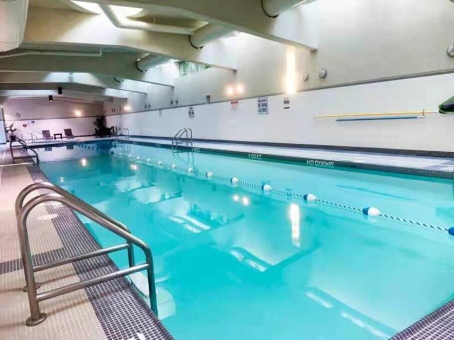 Downtown 3Br/2Ba+Views+Skytrain+Free Parking Apartment Vancouver Bagian luar foto