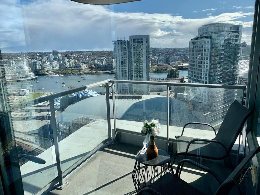 Downtown 3Br/2Ba+Views+Skytrain+Free Parking Apartment Vancouver Bagian luar foto