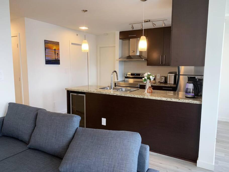Downtown 3Br/2Ba+Views+Skytrain+Free Parking Apartment Vancouver Bagian luar foto