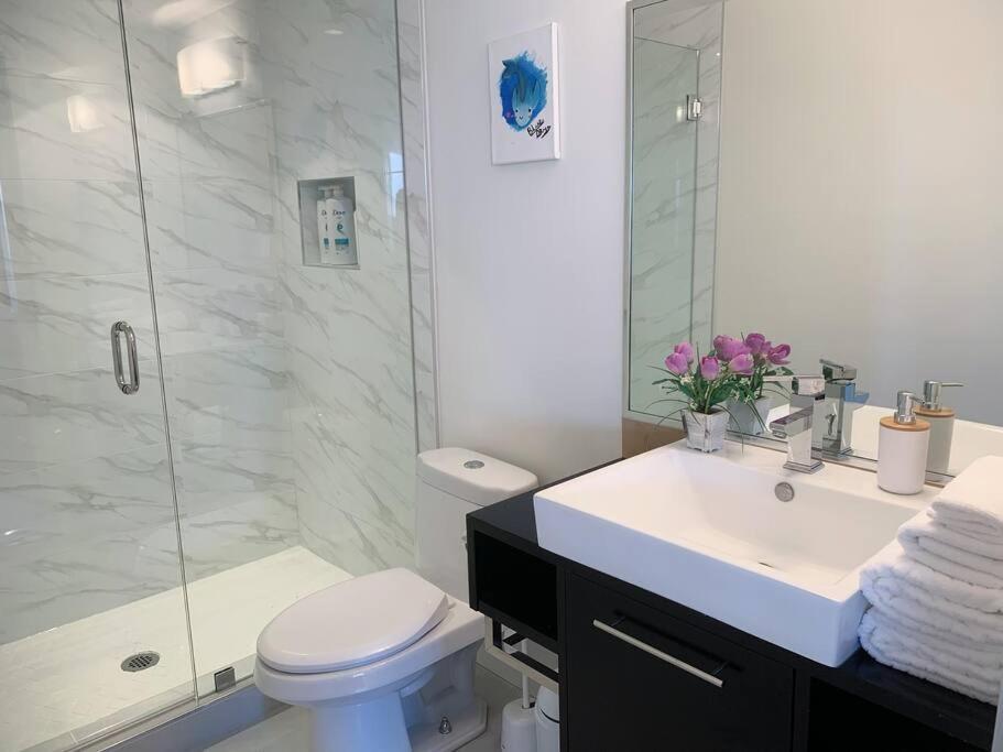Downtown 3Br/2Ba+Views+Skytrain+Free Parking Apartment Vancouver Bagian luar foto