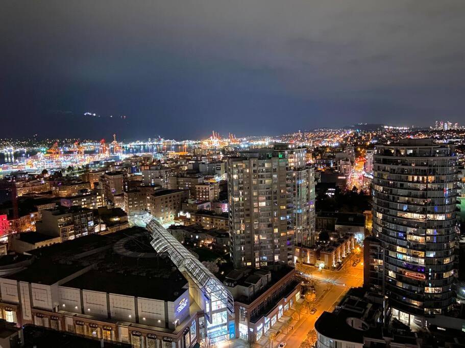 Downtown 3Br/2Ba+Views+Skytrain+Free Parking Apartment Vancouver Bagian luar foto