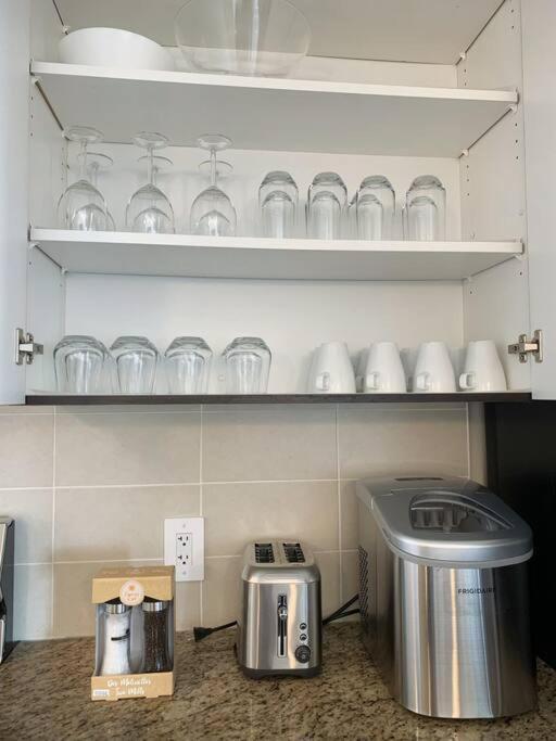 Downtown 3Br/2Ba+Views+Skytrain+Free Parking Apartment Vancouver Bagian luar foto