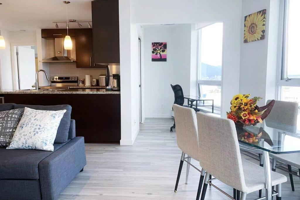 Downtown 3Br/2Ba+Views+Skytrain+Free Parking Apartment Vancouver Bagian luar foto