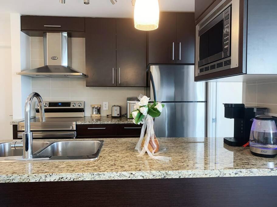 Downtown 3Br/2Ba+Views+Skytrain+Free Parking Apartment Vancouver Bagian luar foto