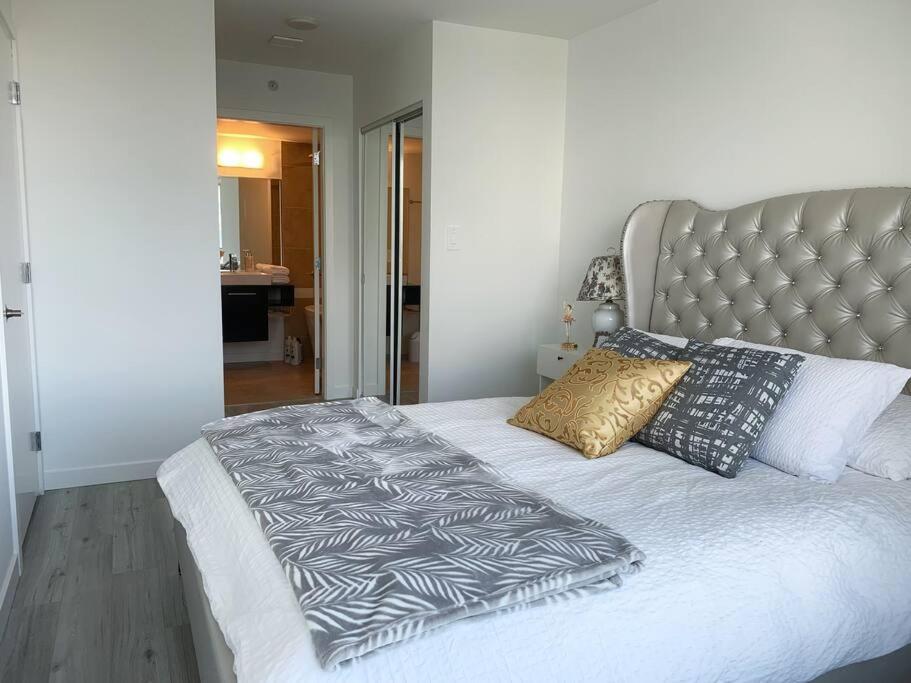 Downtown 3Br/2Ba+Views+Skytrain+Free Parking Apartment Vancouver Bagian luar foto