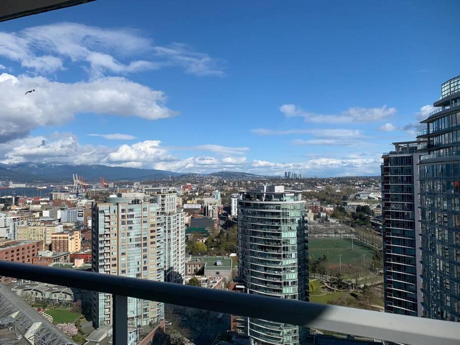 Downtown 3Br/2Ba+Views+Skytrain+Free Parking Apartment Vancouver Bagian luar foto